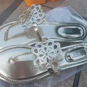 Cushion Walk Medallion Thong Sandal